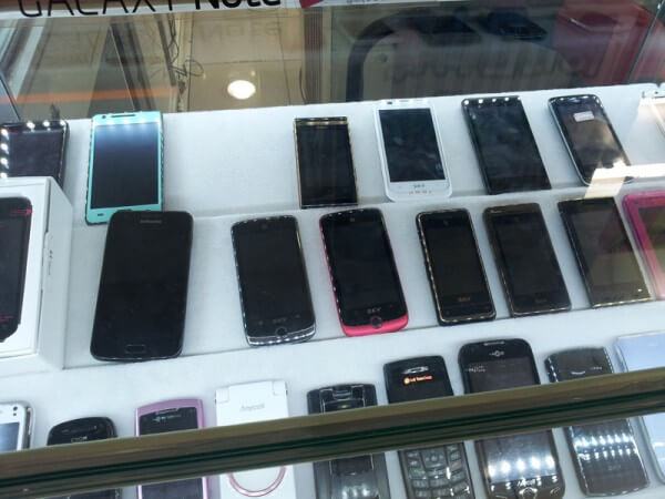中古スマートフォンの販売も活発化している