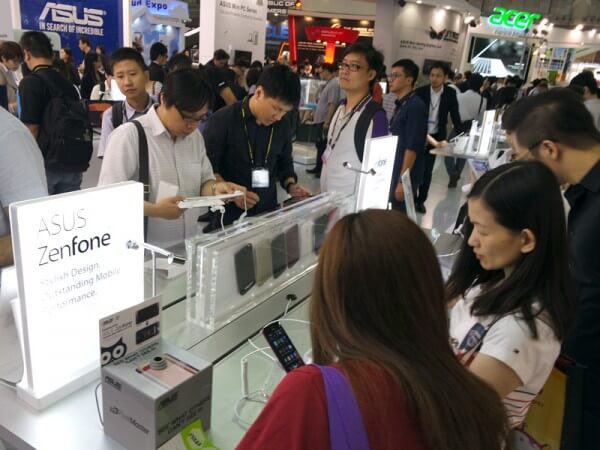 台湾の展示会でも大人気のZenfone。女性からの注目も多い