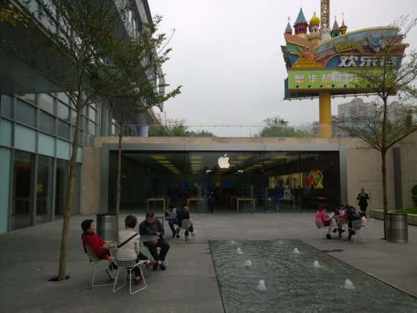 中国と聞くとニセモノばかりという印象もあるが、高級ショッピングモールにはアップルストアもあるなどきちんとした店が入っている