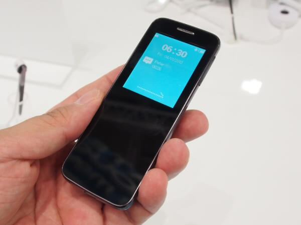 機能に応じてタッチパネル部分の表示が変わるハンズフリー端末、Sidekick 2