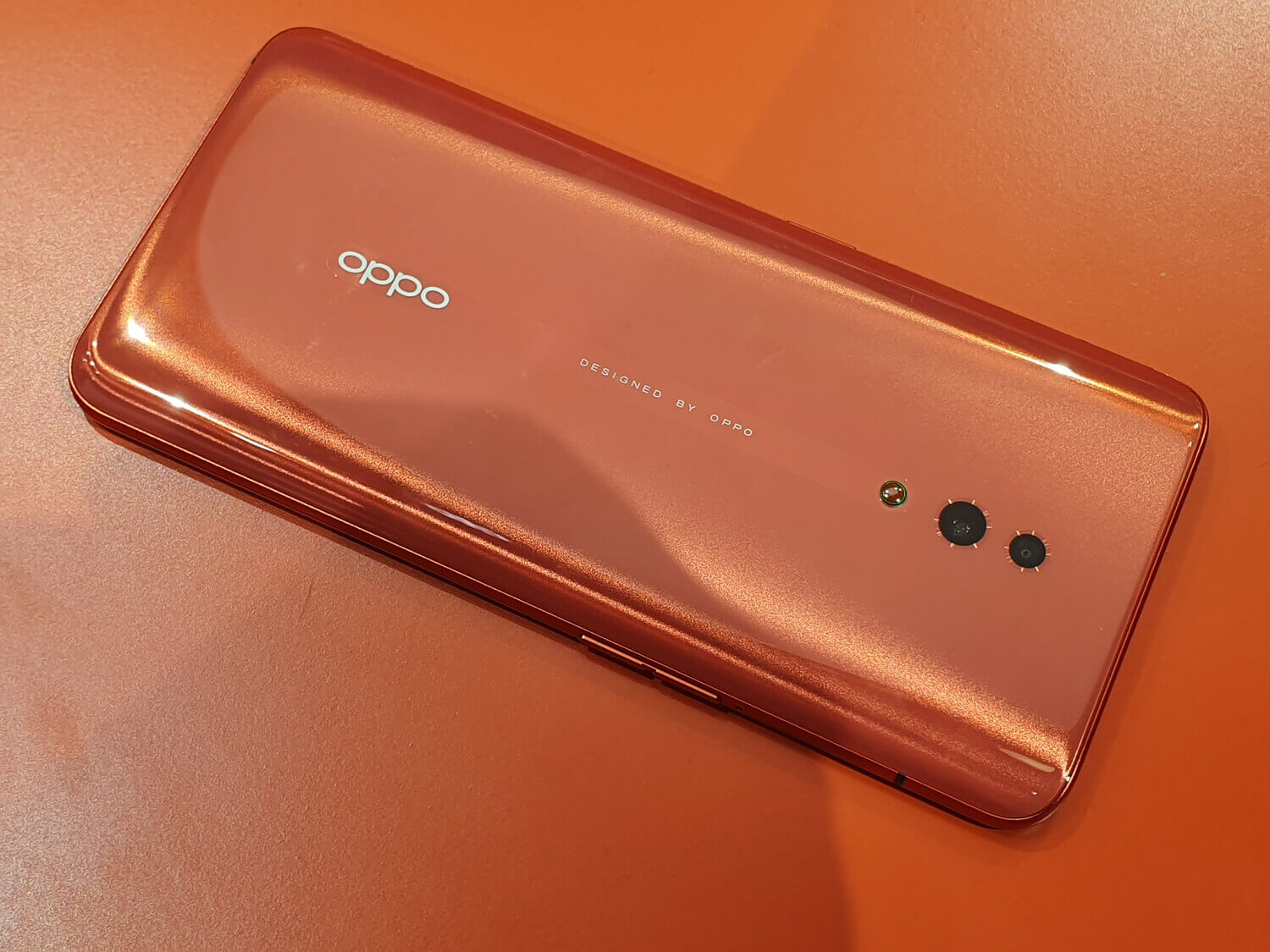 OPPO RenoのCoral Orange