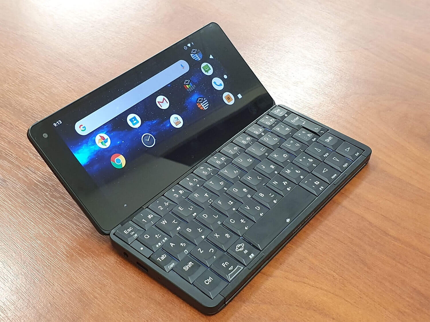 横折スタイルで本格的なキーボードを搭載した「Cosmo Communicator」