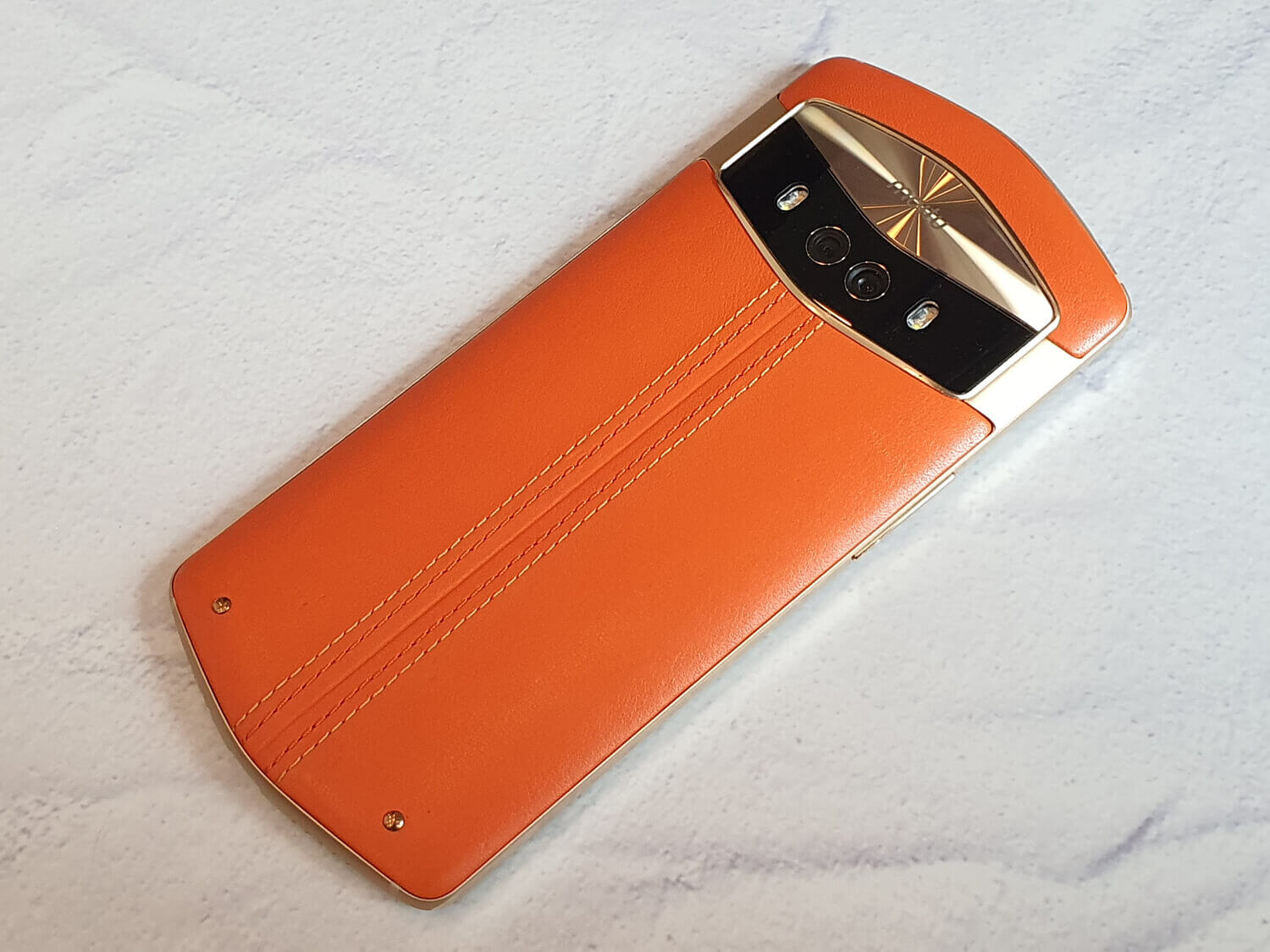 Meitu V7は本革を採用。革のほのかな香りや柔らかい手触りは本革ならでは