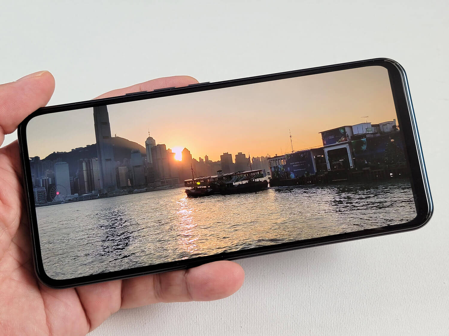 7インチ弱の大画面は動画を見るのに向いている