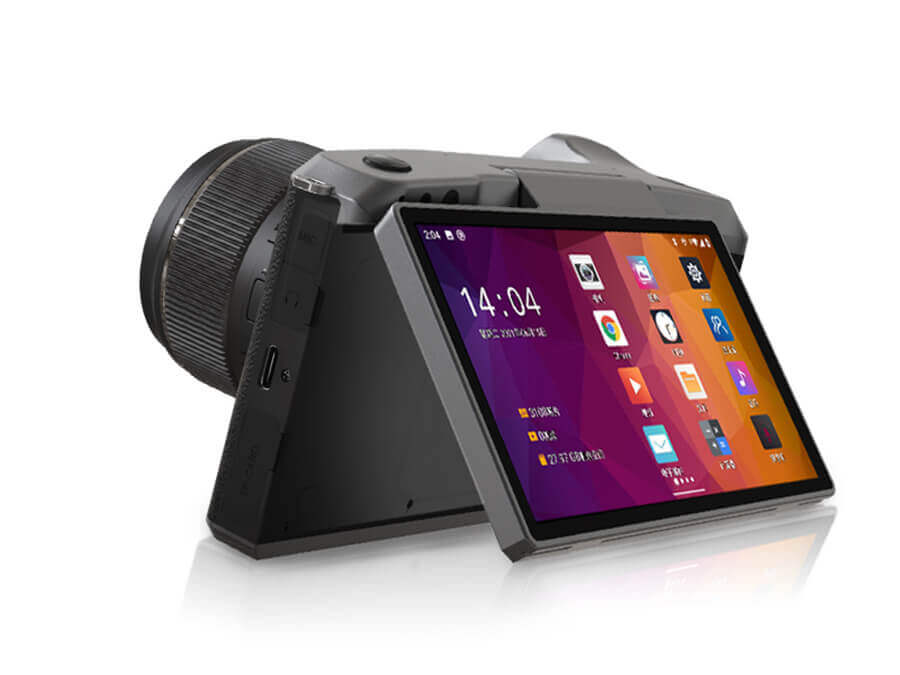 デジカメとは思えぬ大型ディスプレイを搭載。YN455はスマホなのだ