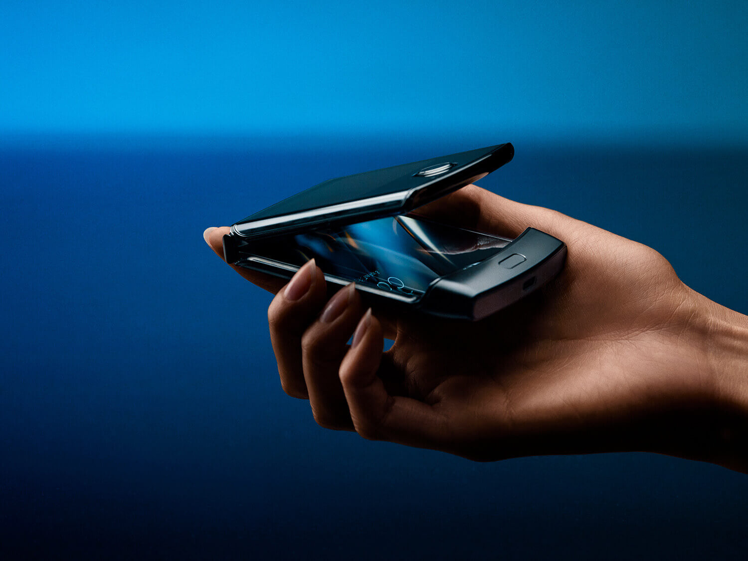 razrは世界で最初の縦折りスマホだ