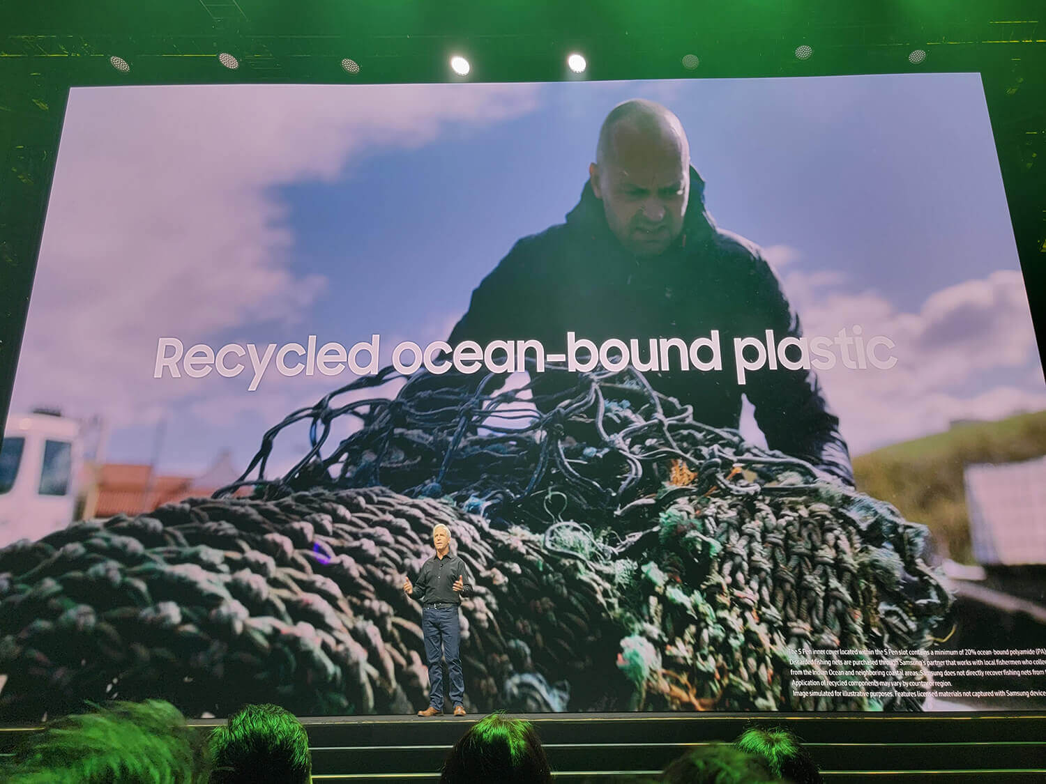 リサイクルした魚網を内部パーツに使用（サムスン新製品発表会のプレゼン）