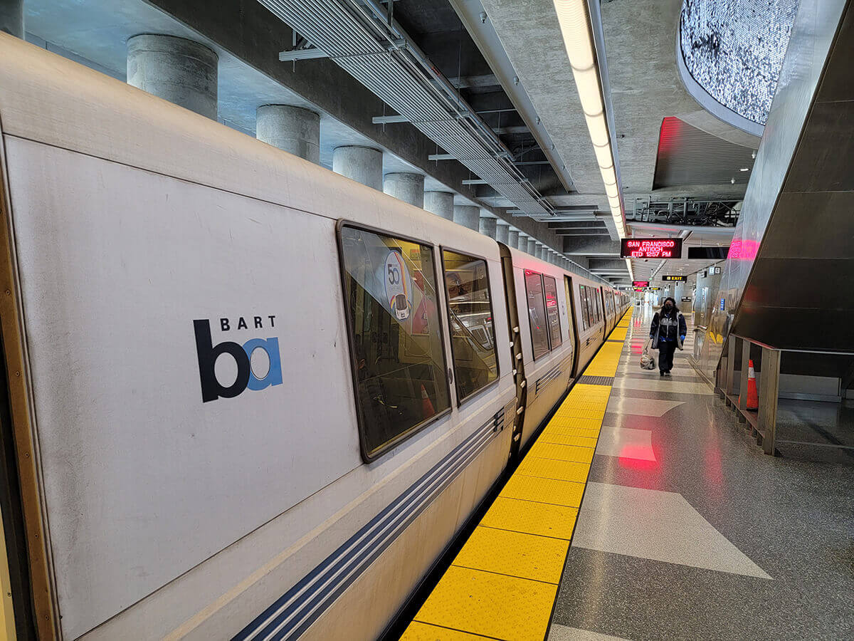 サンフランシスコ空港駅。スマホですぐに電車に乗れた